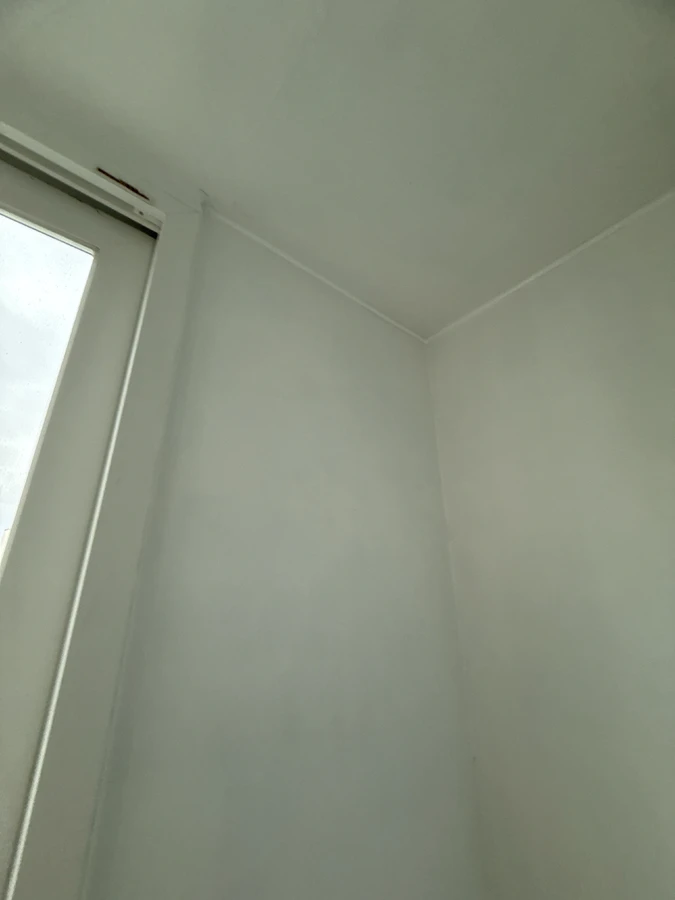 정리된 창문 옆 벽면 모서리 실제 시공 후 사진